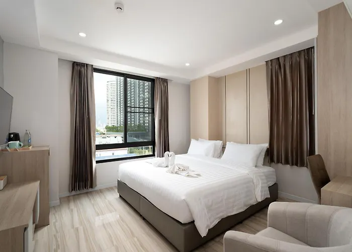 The Riski Hotel At Bangphlat Station Sha